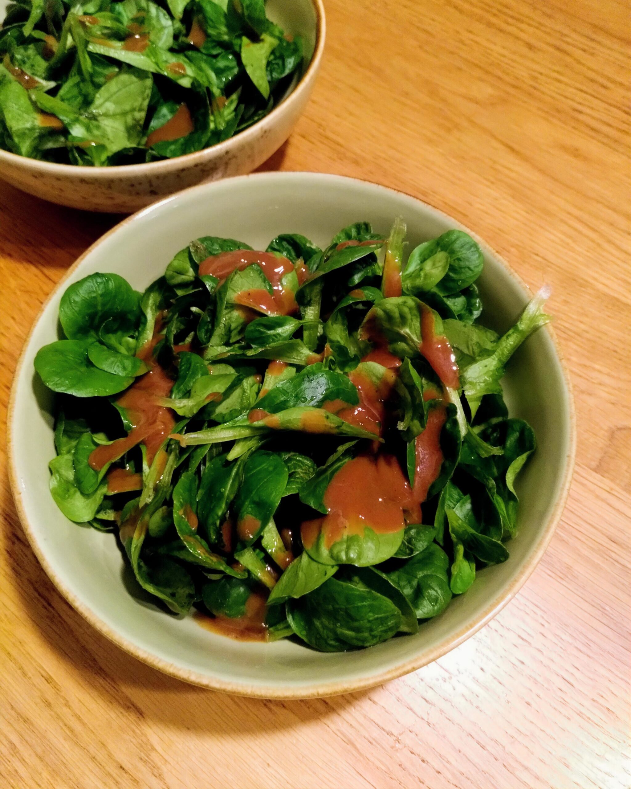 Frisch zubereiteter Feldsalat aus eigenem Anbau