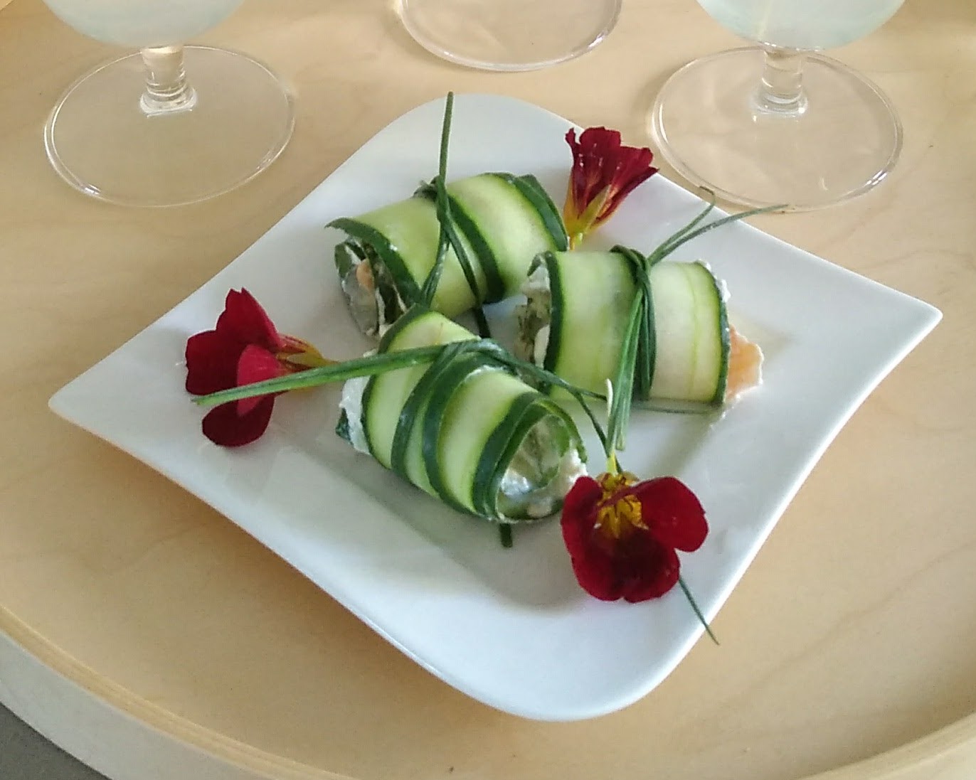 Rezept für Gurkenröllchen mit Frischkäsefüllung und Schnittlauch