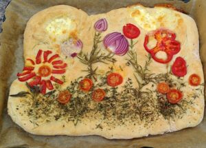 Foccacia mit saisonalem Gemüse dekoriert