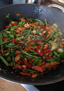 Anbraten des Gemüses im Wok