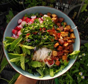 Rezept für asiatische Reisnudel-Bowl mit Tofu und gepickelten Radieschen