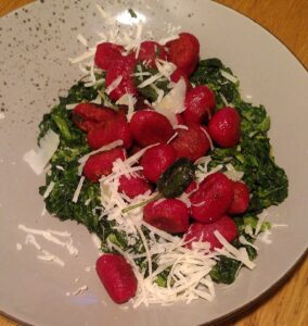 Rezept für Rote Bete Gnocchi an Salbeibutter
