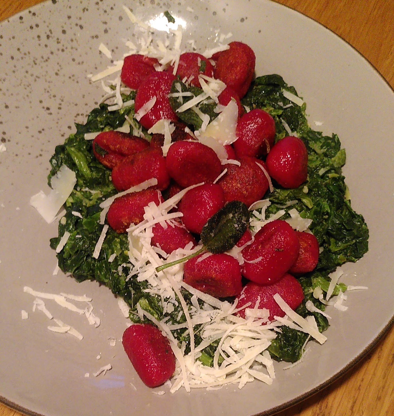 Rezept für Rote Bete Gnocchi an Salbeibutter