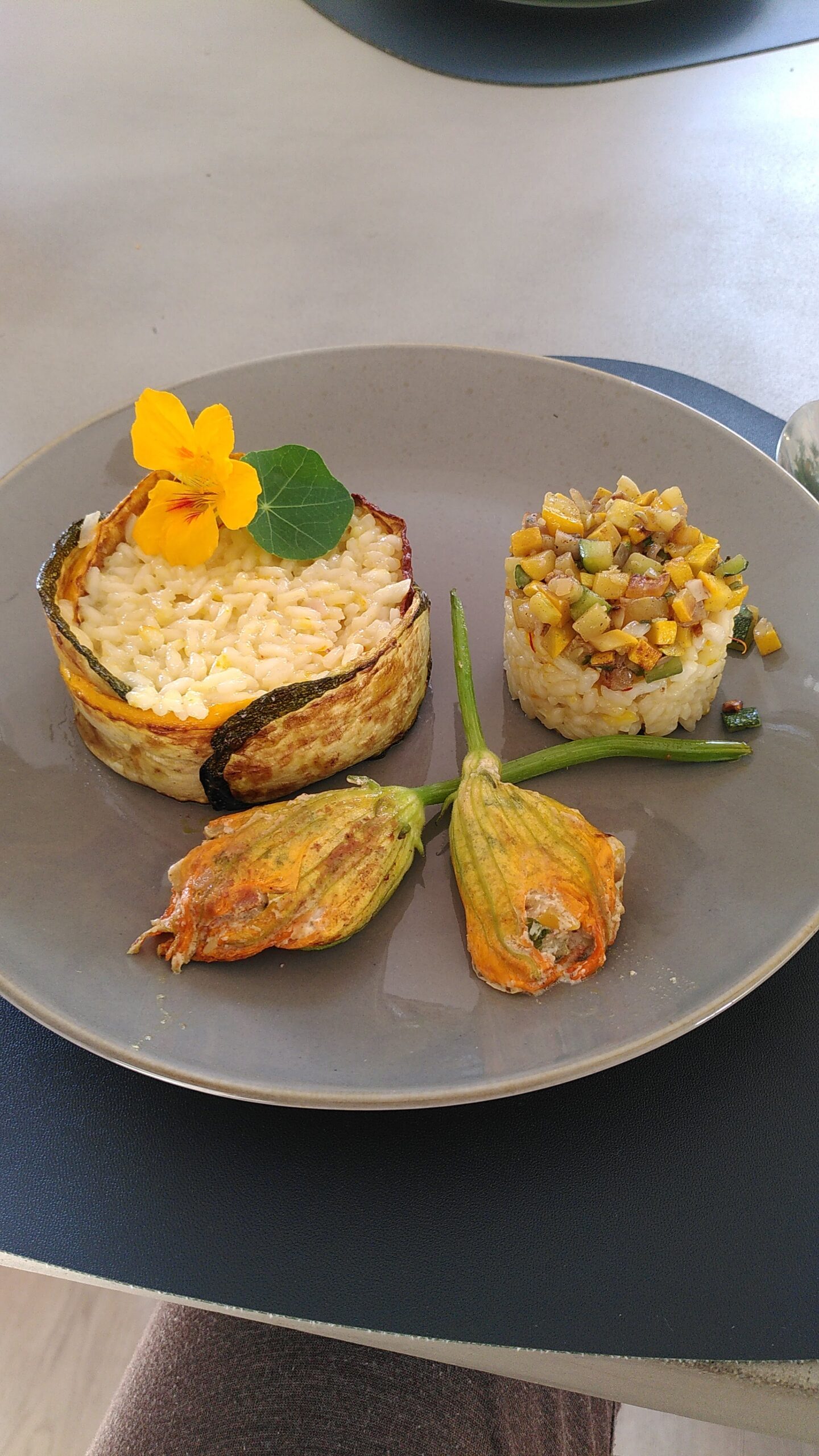 Zucchinirisotto Rezept mit gefüllten Zucchiniblüten