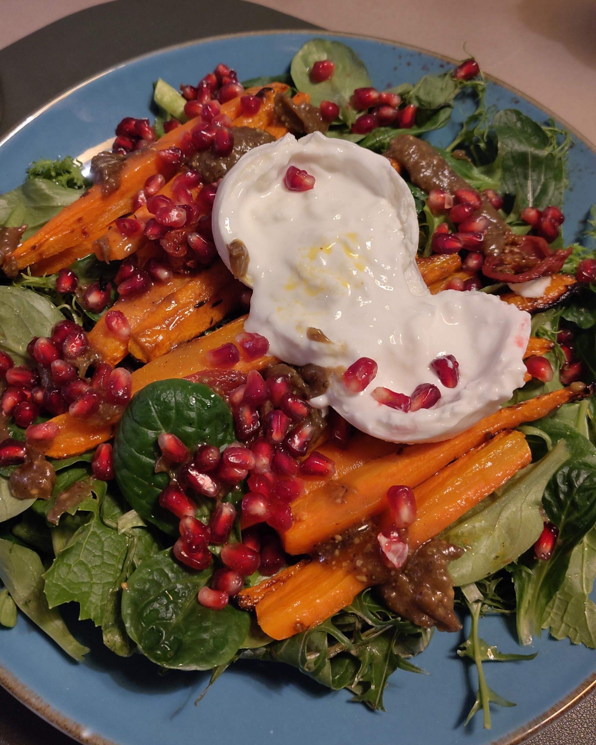 Rezept für geröstete Karotten auf Salat mit Burrata und Grantapfelkernen