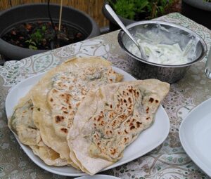 Zubereitung von Gözleme mit einer Mangold-Füllung