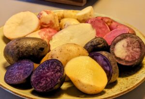 fertig zubereitete bunte Rosmarinkartoffeln