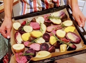 Zubereitung der bunten Rosmarinkartoffeln